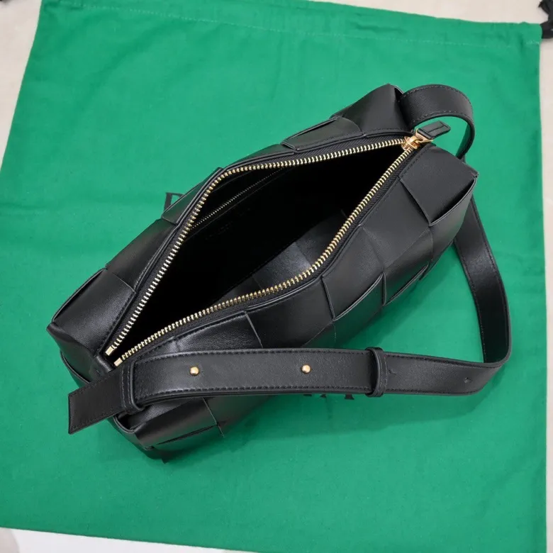 Batch 1460 #B's new model is coming! BRICK CASSETTE armpit bag, the traditional woven logo is instantly recognizable✅ Large grid weaving has always been fashionable, armpit bags are even more fashionable and foreign-style. Elegant big brick🧱 Sheepskin material is light and comfortable, has a huge sense of capacity and space, has a dark layer inside, practical inside, fashionable appearance design, durability and temperament coexist. Elegant big brick, come and plant the same underarm bag from star Zhou Yutong! Size: 28*14x10, model number; 9306#